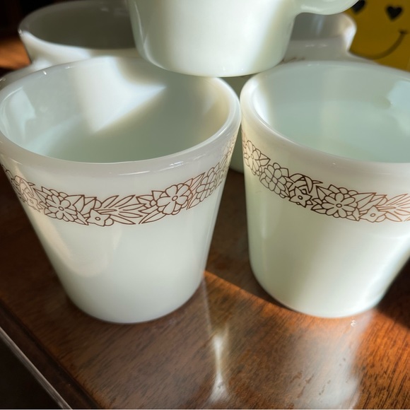 Set of 5 Pyrex Woodland pattern 1410 D handle milk glass mugs - Picture 4 of 4